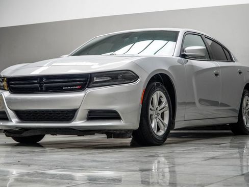Used 2020 Dodge Charger SXT w/ Leather Interior Group RWD image 9