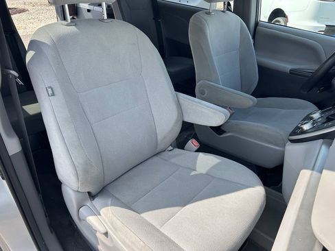 Used 2020 Toyota Sienna L FWD image 29