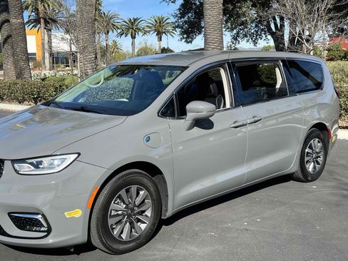 Used 2022 Chrysler Pacifica Touring-L image 56