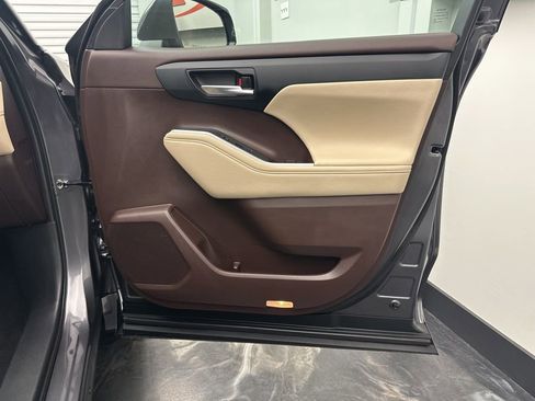 Used 2021 Toyota Highlander XLE image 10