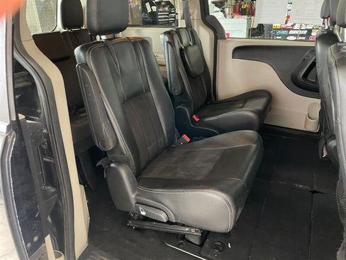 Used 2019 Dodge Grand Caravan SXT image 18