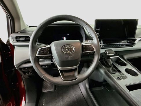Used 2025 Toyota Sienna XLE FWD image 11