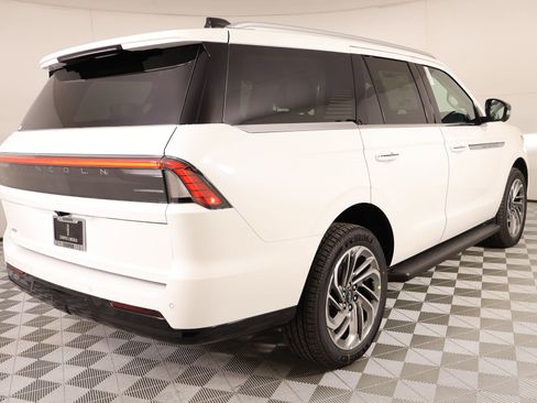 New 2026 Lincoln Navigator Premiere AWD/4WD image 22
