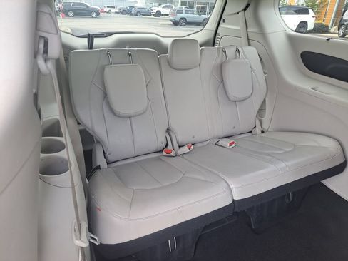 Used 2021 Chrysler Pacifica Touring-L FWD image 30