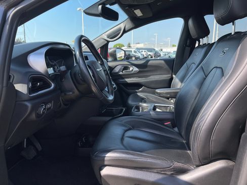 Used 2020 Chrysler Pacifica Touring-L Plus w/ S Appearance Package FWD image 12