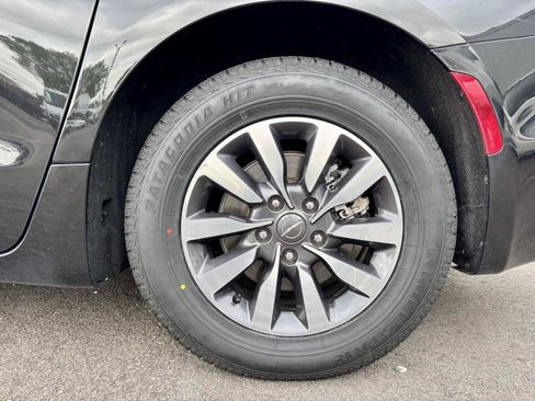 Used 2021 Chrysler Pacifica Touring-L FWD image 31