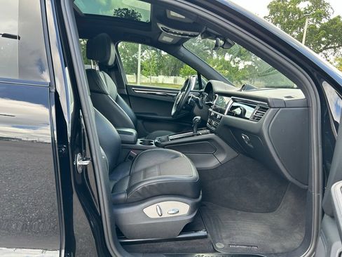 Used 2023 Porsche Macan Turbo AWD/4WD image 32