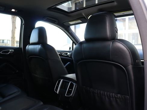 Used 2018 Porsche Cayenne Platinum Edition image 41