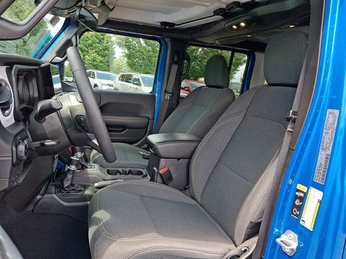Used 2025 Jeep Wrangler Unlimited Sahara AWD/4WD image 24