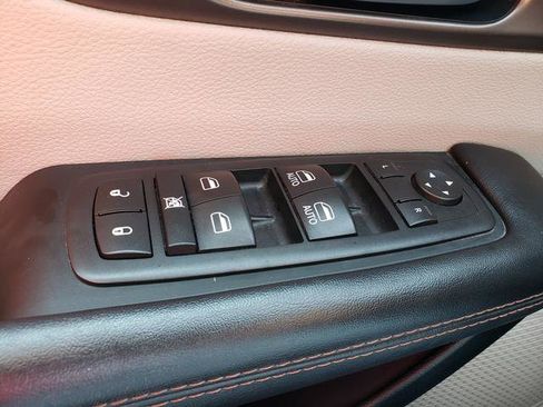 Used 2017 Chrysler Pacifica Touring FWD image 25