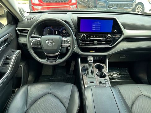 Used 2024 Toyota Highlander Platinum FWD image 19