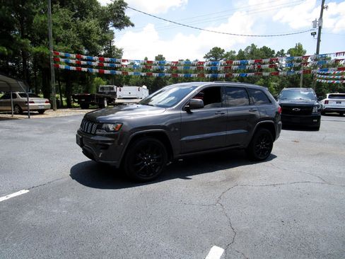 Used 2020 Jeep Grand Cherokee Altitude image 2