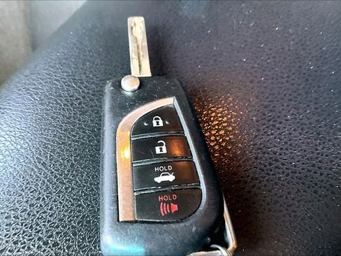 Used 2018 Toyota Camry LE FWD image 14
