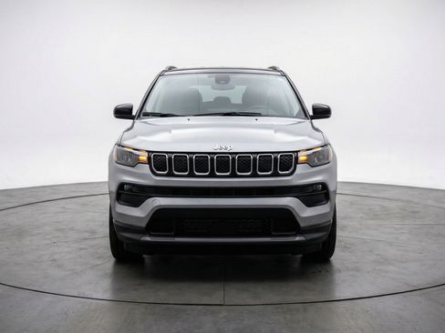 Used 2025 Jeep Compass Limited AWD/4WD image 2