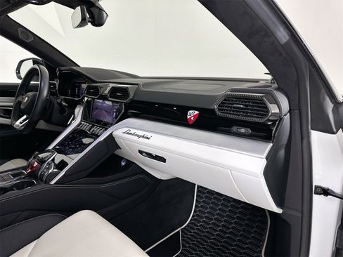 Used 2021 Lamborghini Urus Base image 31