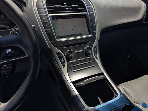 Used 2019 Lincoln Nautilus Reserve FWD image 10