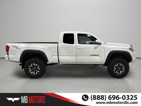 Used 2017 Toyota Tacoma TRD Off-Road AWD/4WD image 3