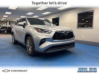Used 2022 Toyota Highlander Platinum FWD video 1