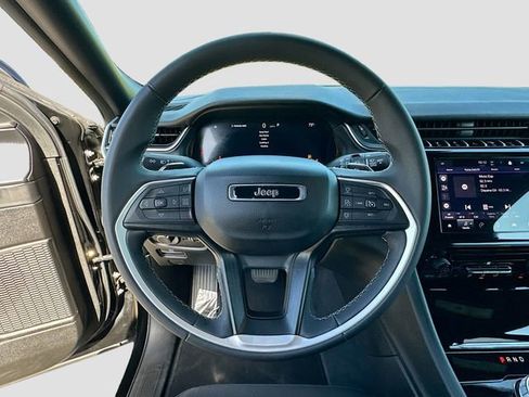 Used 2024 Jeep Grand Cherokee L Laredo image 11