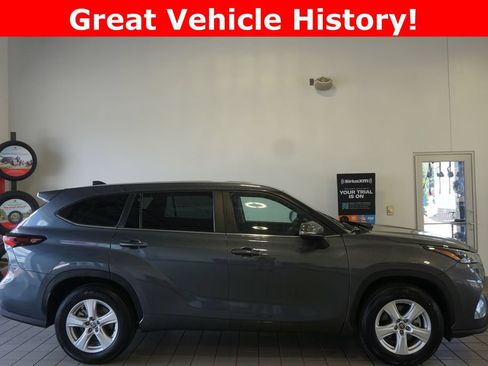 Certified 2024 Toyota Highlander LE FWD image 2