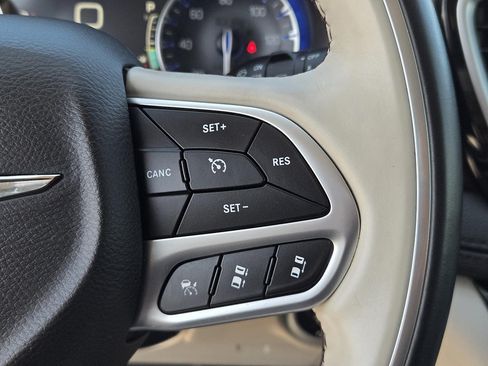 Used 2018 Chrysler Pacifica Limited w/ Tire & Wheel Group FWD image 20