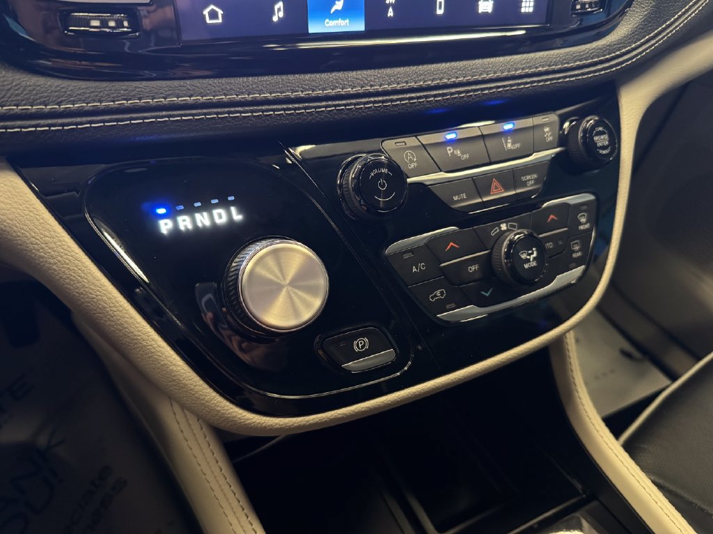 Used 2023 Chrysler Pacifica Limited FWD image 16