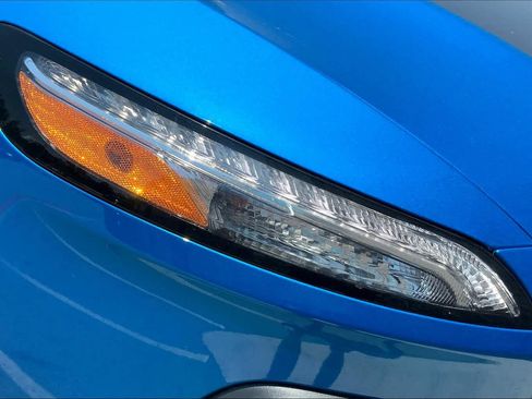 Used 2017 Jeep Cherokee Trailhawk w/ Comfort/Convenience Group image 27