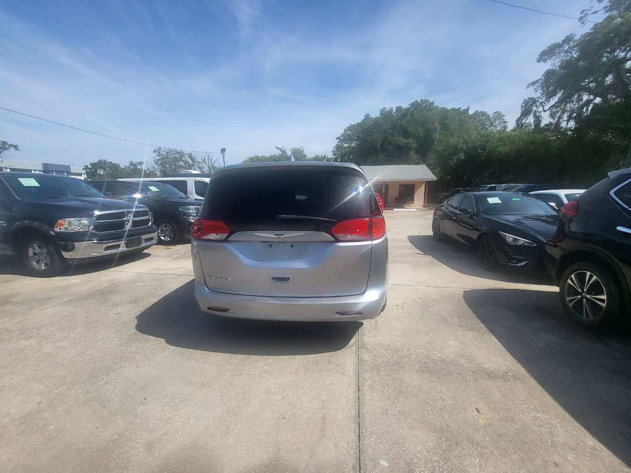 Used 2017 Chrysler Pacifica Touring w/ Tire & Wheel Group FWD image 31