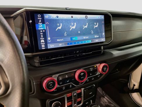 Used 2024 Jeep Gladiator Mojave w/ Technology Group AWD/4WD image 16