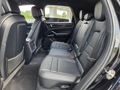 Used 2022 Porsche Cayenne AWD/4WD image 11