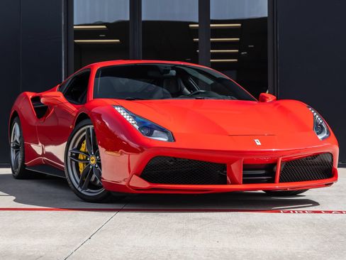 Used 2017 Ferrari 488 GTB RWD image 2