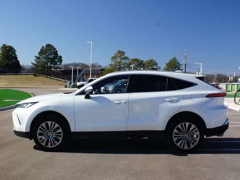 Used 2023 Toyota Venza XLE image 12