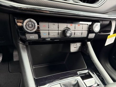 New 2026 Jeep Compass Latitude image 25