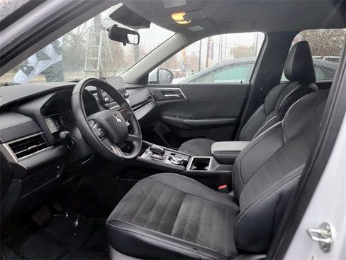 Used 2024 Mitsubishi Outlander SE image 13