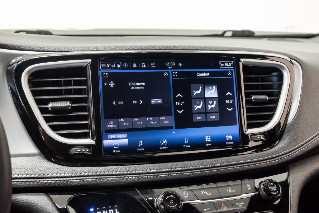 Used 2023 Chrysler Pacifica Touring FWD image 18