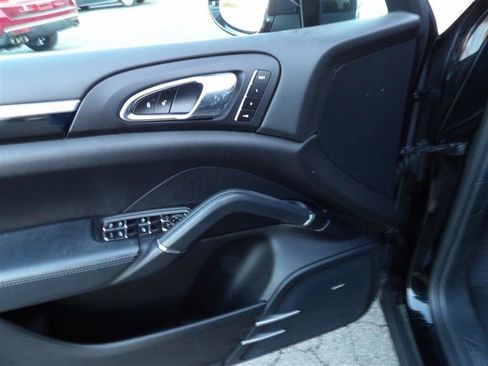 Used 2016 Porsche Cayenne image 31