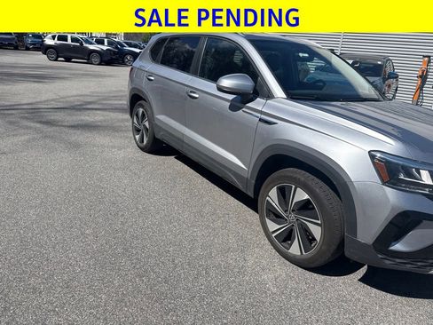 Used 2024 Volkswagen Taos SE w/ Panoramic Sunroof Package AWD/4WD image 6