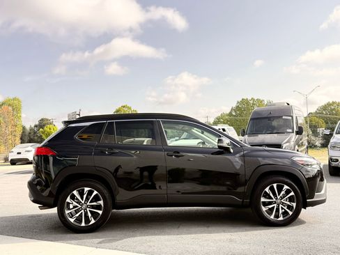 Used 2024 Toyota Corolla Cross XLE w/ Convenience Package image 9