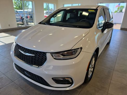 Used 2026 Chrysler Pacifica Select FWD image 2