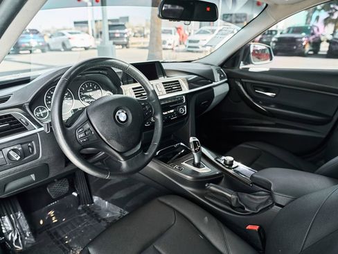 Used 2018 BMW 320i Sedan RWD image 2