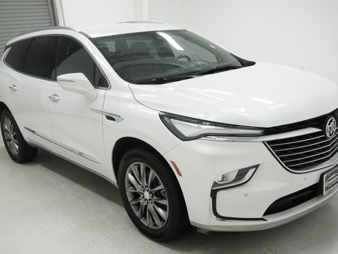 Used 2022 Buick Enclave Essence FWD image 3