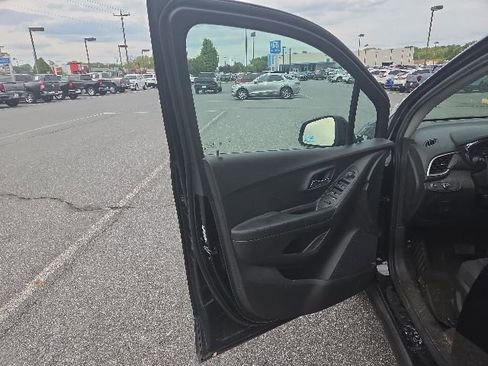 Used 2020 Chevrolet Trax LS w/ Tint and Cruise Package FWD image 8