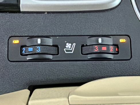 Used 2016 Toyota Highlander Limited image 32