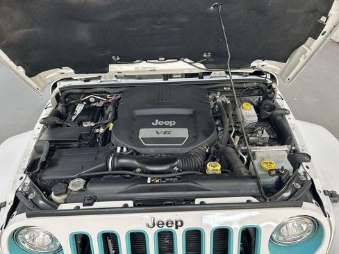 Used 2017 Jeep Wrangler Unlimited Sahara w/ Connectivity Group image 23