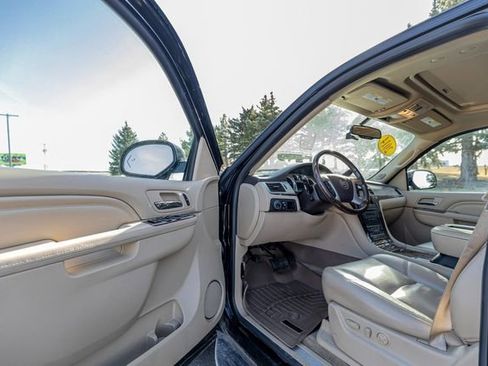 Used 2014 Cadillac Escalade Luxury image 15
