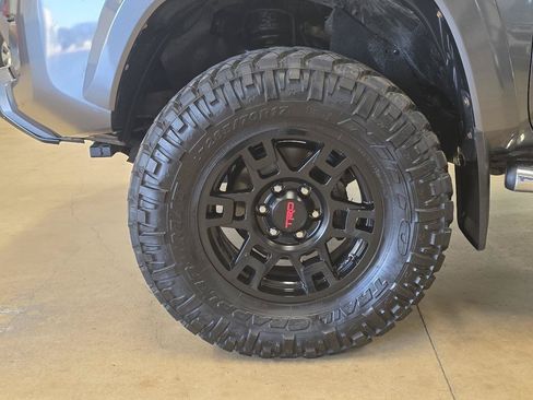 Used 2017 Toyota Tacoma SR5 w/ Tow Package AWD/4WD image 8