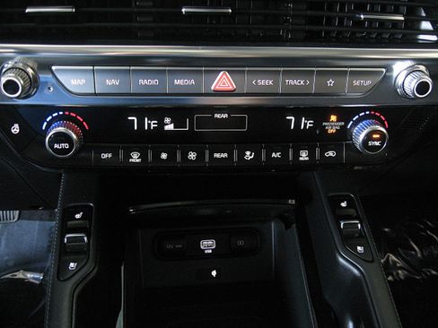 Certified 2022 Kia Telluride EX w/ EX Premium Package image 16