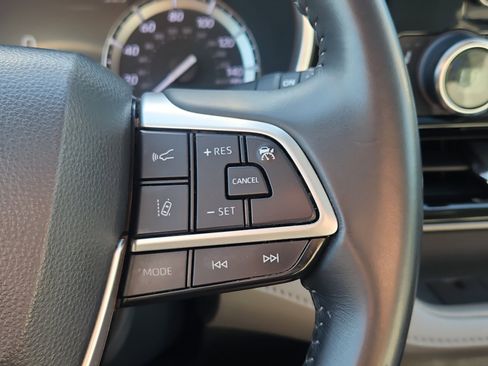 Used 2022 Toyota Highlander XLE AWD/4WD image 20