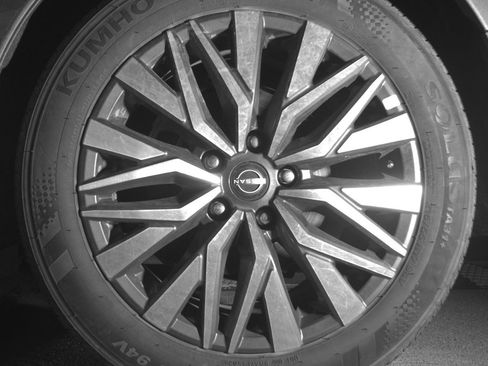 Used 2025 Nissan Altima 2.5 SV FWD image 14