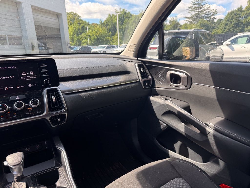 Used 2022 Kia Sorento LX AWD/4WD image 11